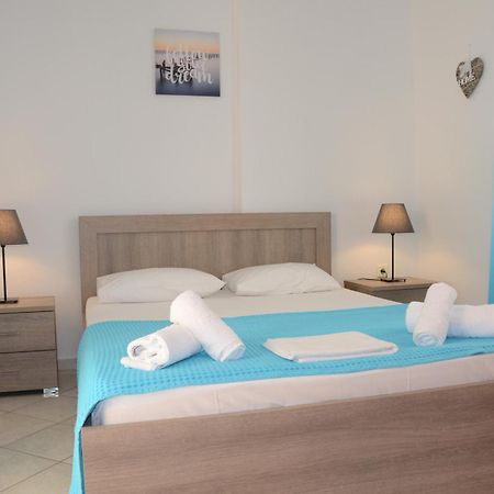 ניאה סקיוני Roses Rt Apartments Skioni II מראה חיצוני תמונה